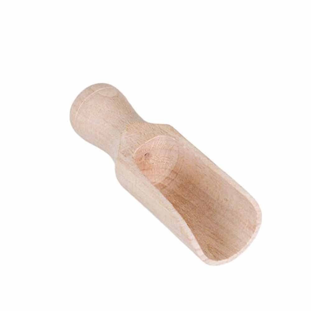 Ein Strömshaga - Holzschaufel Gewürze auf weißem Hintergrund.