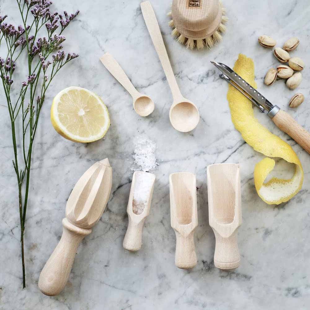 Strömshaga - Holzschaufel Gewürze und Zitronen auf einem Marmortisch.