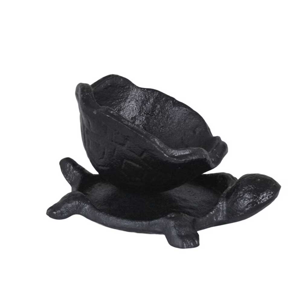 Eine dekorative Schale von Strömshaga mit schildkrötenförmigem Sockel aus schwarzem Gusseisen.