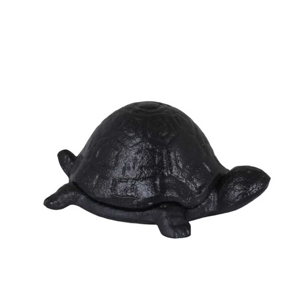 Produktbeschreibung: Die Strömshaga – Schildkröte als Box Panzer abnehmbar Eisen ist eine kompakte schwarze Metallfigur einer Schildkröte mit detailreichem Panzer und Gliedmaßen, die aus der Seitenperspektive dargestellt wird.