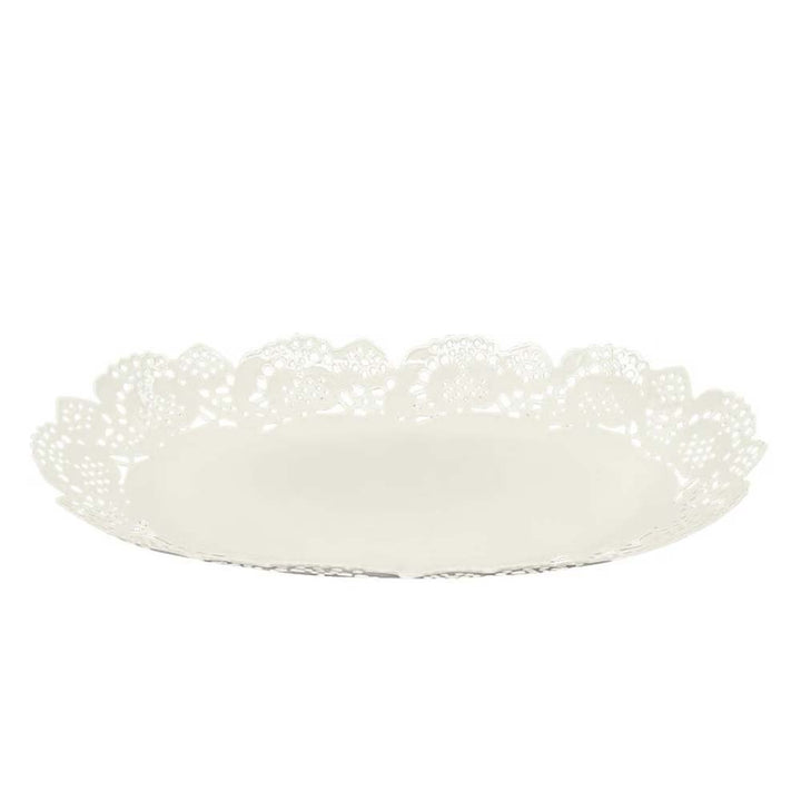 Ein Strömshaga - Serviertablett Maja Shabby Chic mit gewelltem, spitzenartigem Randdesign.