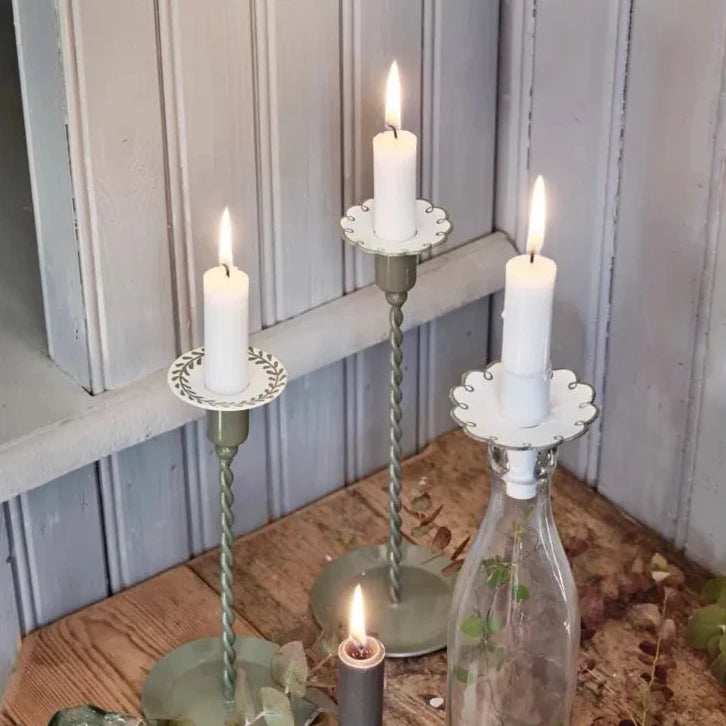 Strömshaga - Tropfschutz Wachskerzen Blumenrand Weiß/Rot