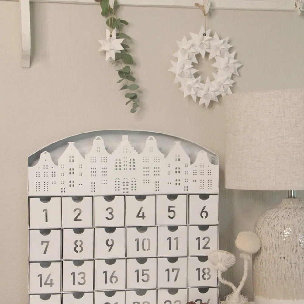 VL Home – Adventshaus aus Metall im Landhausstil zum Hängen oder Stellen mit 24 Kästchen 47 cm Mega