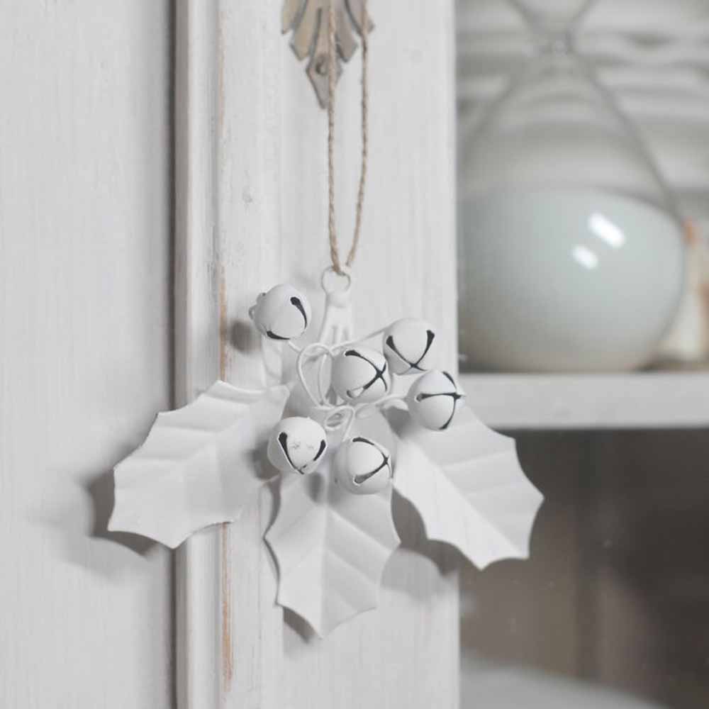 „Hänger Blätter mit Glöckchen“ von VL Home hängen an einem hellen Schrank.