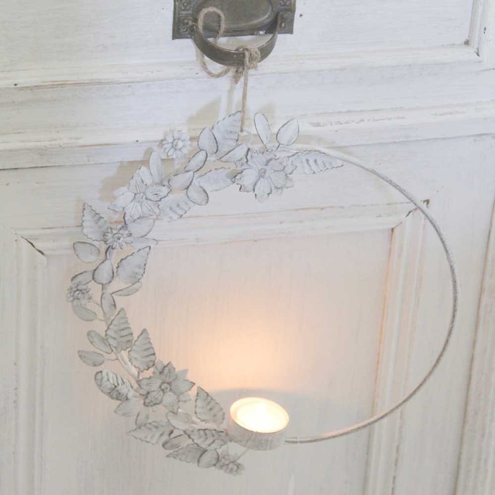 A VL Home - Kranz Metall Blumen & Blätter zum Hängen für Teelicht, das an einer Tür hängt.