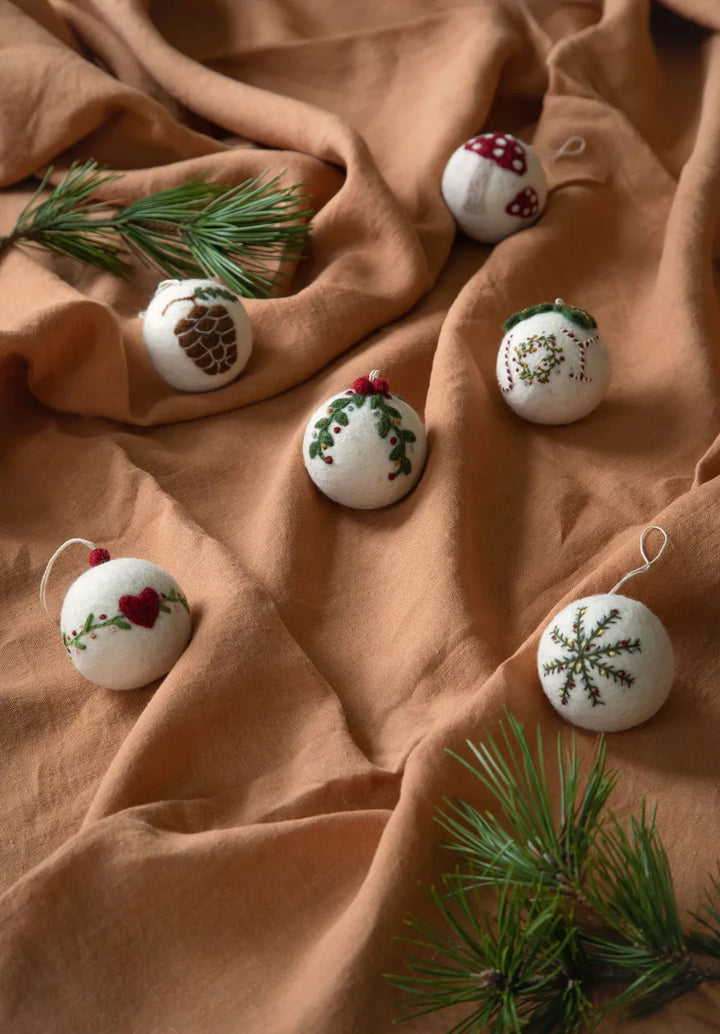 Gry & Sif - Weihnachtskugel - Weiß mit Herz & Girlande