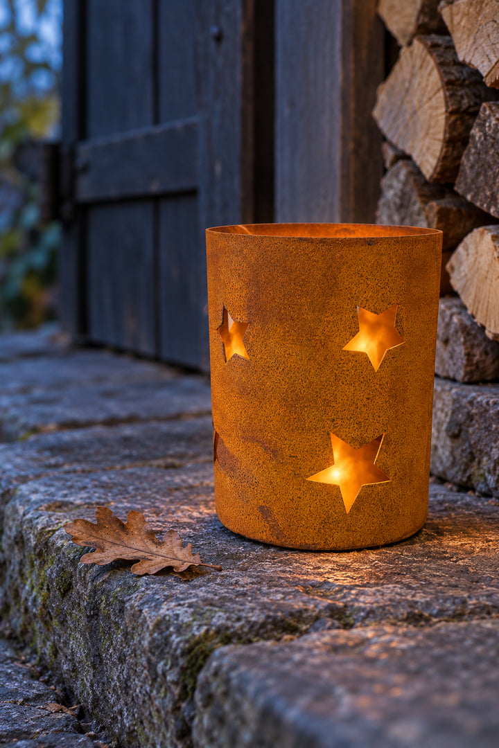 Windlicht in Rostoptik mit Sternen und Glaseinsatz Ø 10 cm – Alsaba