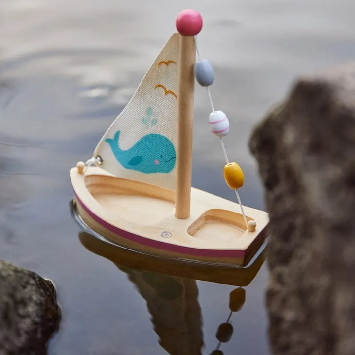 Bieco Spielwaren Holzsegelschiff mit Walmotiv FSC®
