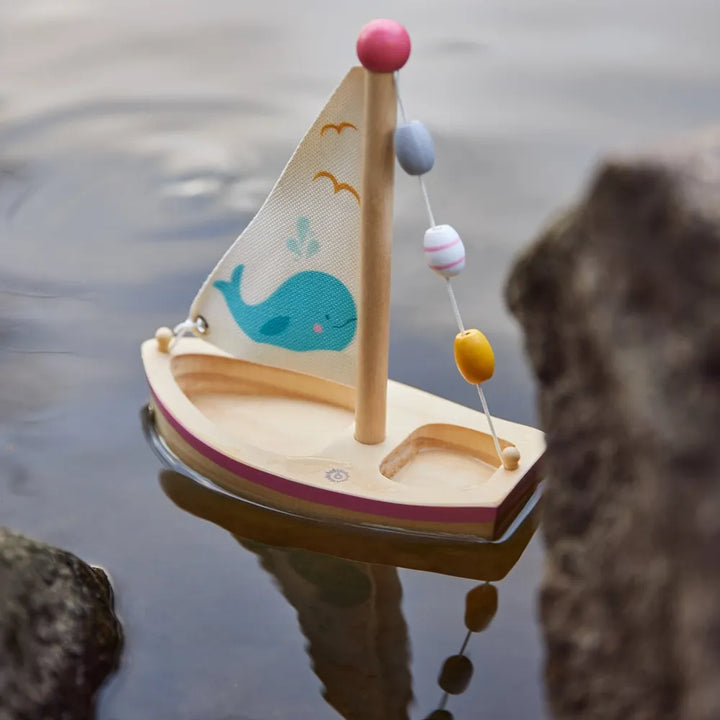 Bieco Spielwaren Holzsegelschiff mit Walmotiv FSC®