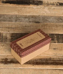 Eine Ribenisserne-Geschenkbox wird geöffnet und die Figur ausgepackt
