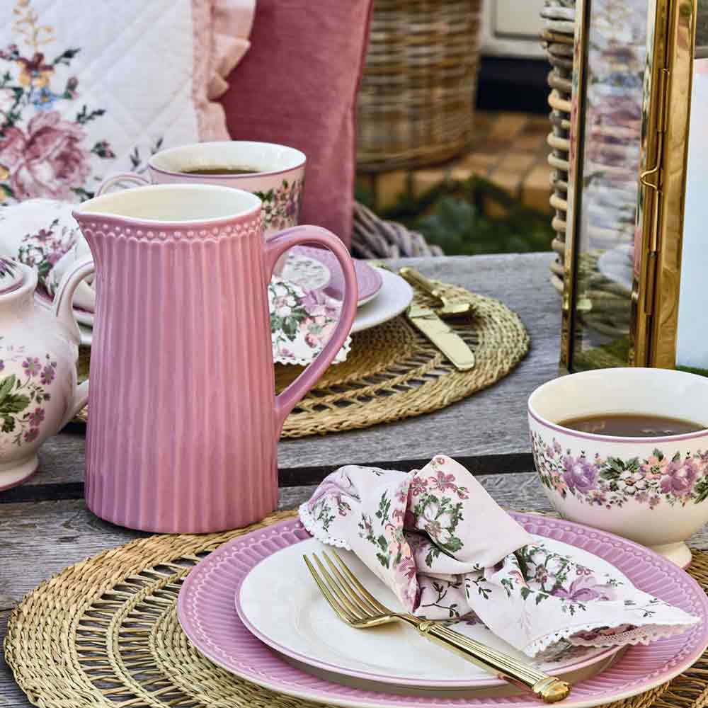 Elegantes Teeservice im Freien mit rosa und floralem Geschirr auf einem Rattan-Tischset mit GreenGate – Alice Krug 1 Liter.