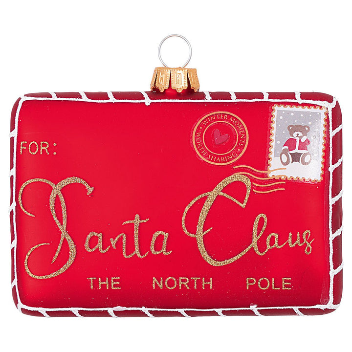 Das GreenGate Weihnachtsbuchstaben-Glasornament Rot mittel ist ein rotes, umschlagförmiges Ornament mit der goldenen Aufschrift „Santa Claus, North Pole“, einem Bärenstempel und weißem Rand.