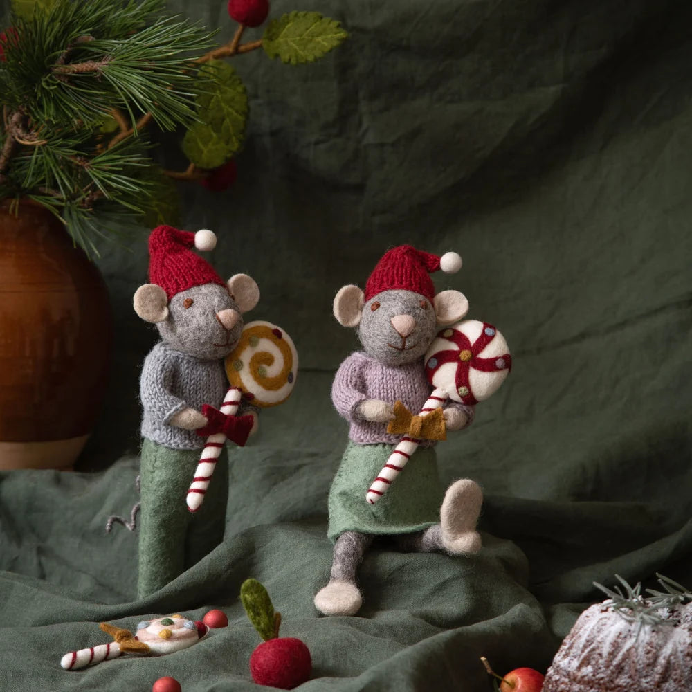 Gry & Sif – Große graue Jungenmaus mit Weihnachtszuckerstange