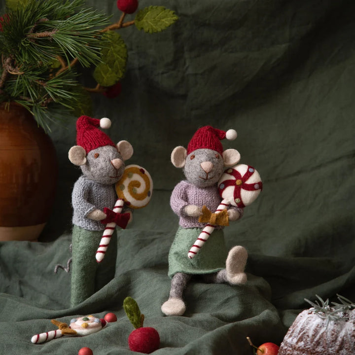 Gry & Sif – Große graue Jungenmaus mit Weihnachtszuckerstange