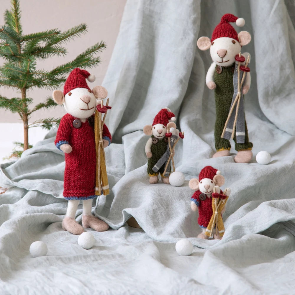 Gry & Sif - Mittelgroße weiße Jungenmaus mit grüner Hose & Ski