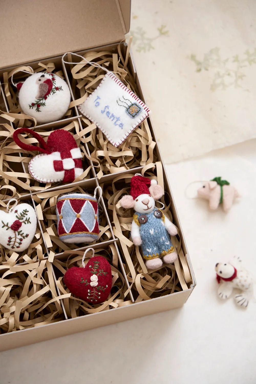 Gry & Sif Filzfigur Baby-Robbe mit Rotem Schal