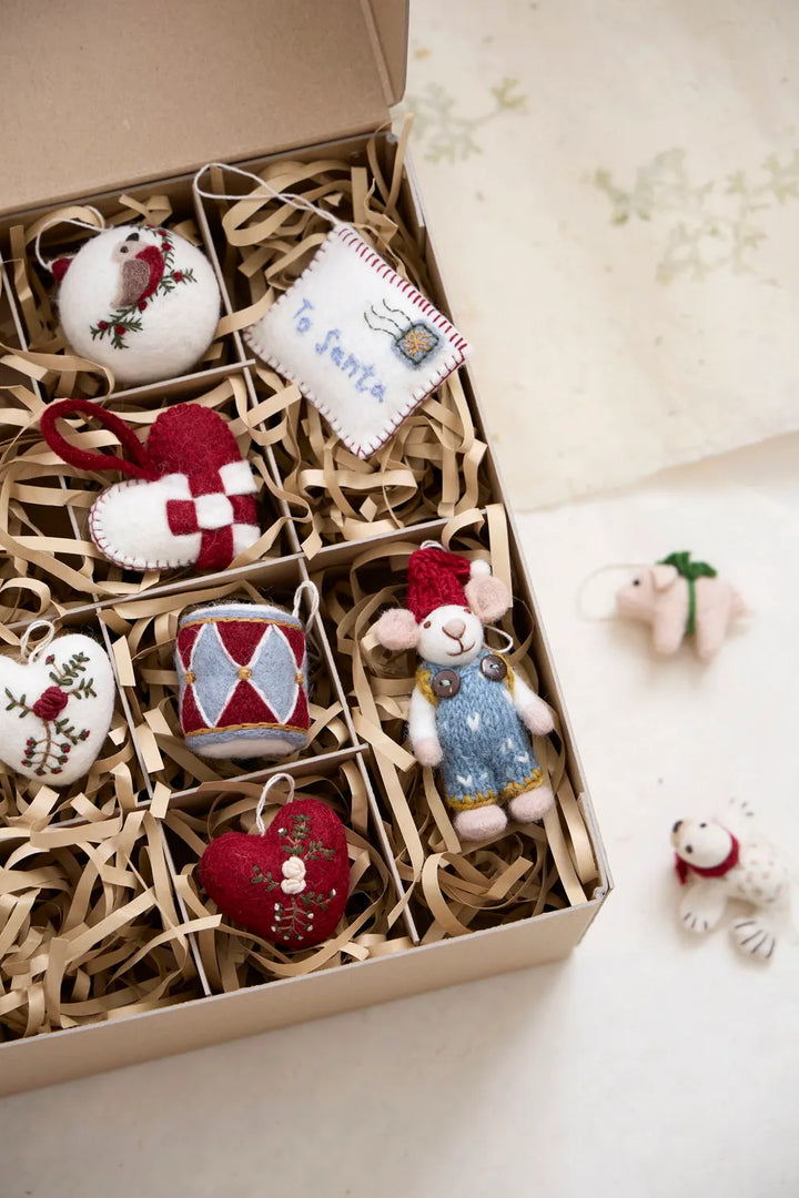Gry &amp; Sif Filzfigur Baby-Robbe mit Rotem Schal