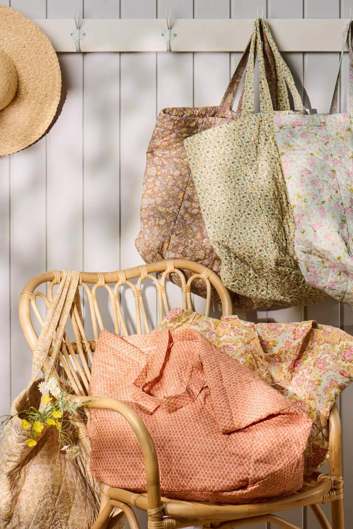 Ib Laursen - Tasche wattiert staubig blau mit hellrosa, grünen und grauen Blumen