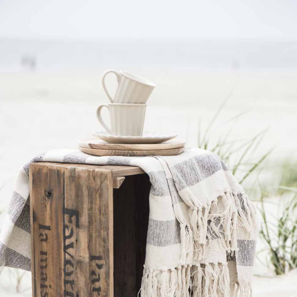 Eine Holzkiste am Strand mit Ib Laursen - Frühstücksteller Mynte und Tassen.
