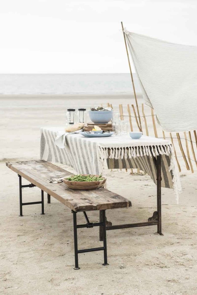 Ein Ib Laursen - Frühstücksteller Mynte mit einer Tischdecke am Strand.