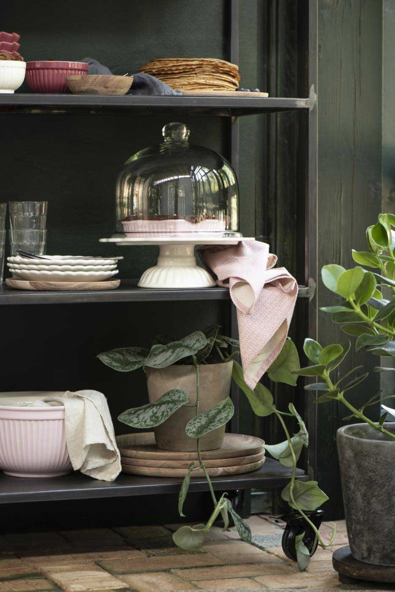 Elegantes Ib Laursen – Tortenplatte Mynte Regal mit Küchenutensilien und Pflanzen in einer häuslichen Umgebung.