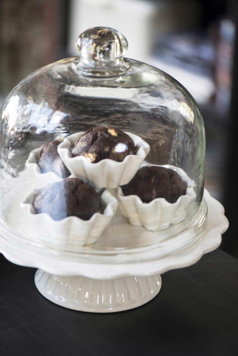 Schokoladenmuffins unter einer Glaskuppel auf einer Ib Laursen - Tortenplatte Mynte.
