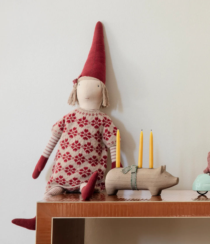 Tuva im gestrickten Blumendress auf einem weihnachtlichen Sideboard. Dekorationsbeispiel mit separat erhältlichem Zubehör.