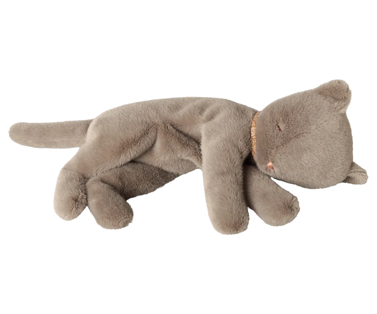 Maileg - Schlafendes Katzenplüschtier, Medium - Grau