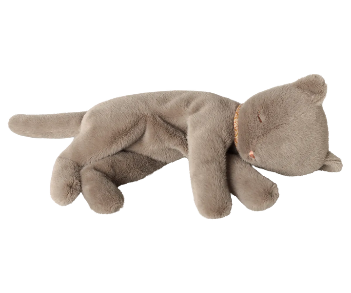 Maileg - Schlafendes Katzenplüschtier, Medium - Grau