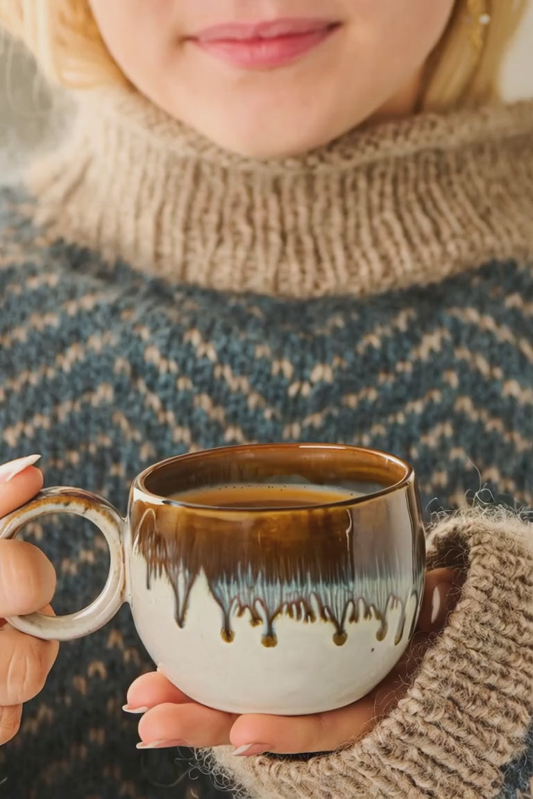 Ib Laursen - Tasse mit Henkel Vallvik erdige Farbtöne, mit blauer Laufglasur