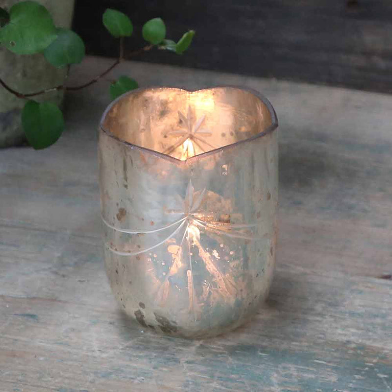 Chic Antique Teelichthalter aus Glas mit Sternschliff in Silberoptik, brennendes Teelicht auf verwittertem Holz