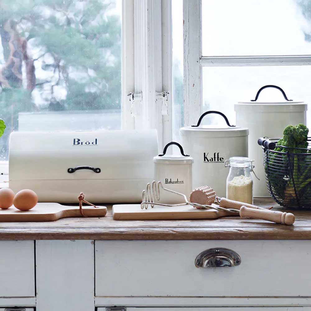 Eine Küche mit Herd, Backofen und ein paar Strömshaga - Vorratsdose Zucker.