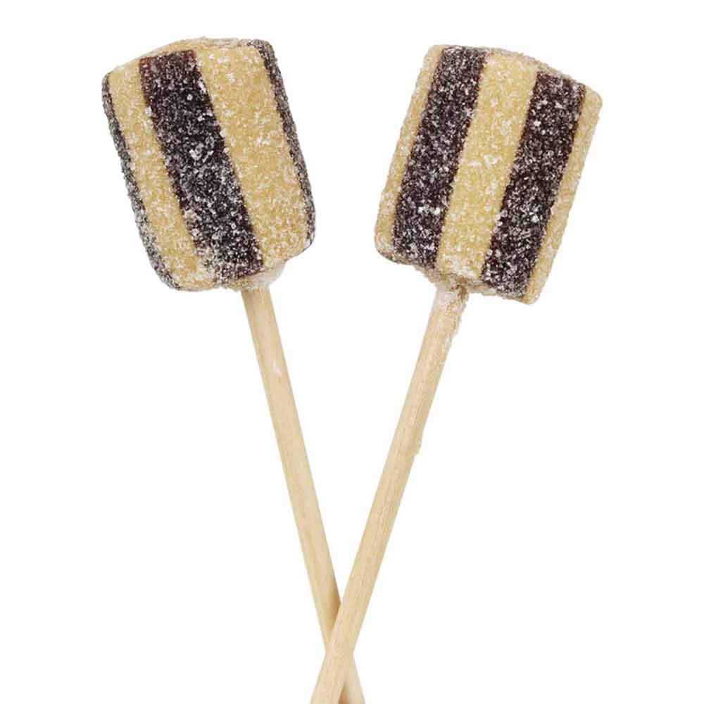 Zwei Strömshaga - Lutscher Vintage-Bonbon-Lollis mit schwarzen und gelben, mit Zucker bestreuten Schichten auf Holzstäbchen vor weißem Hintergrund.