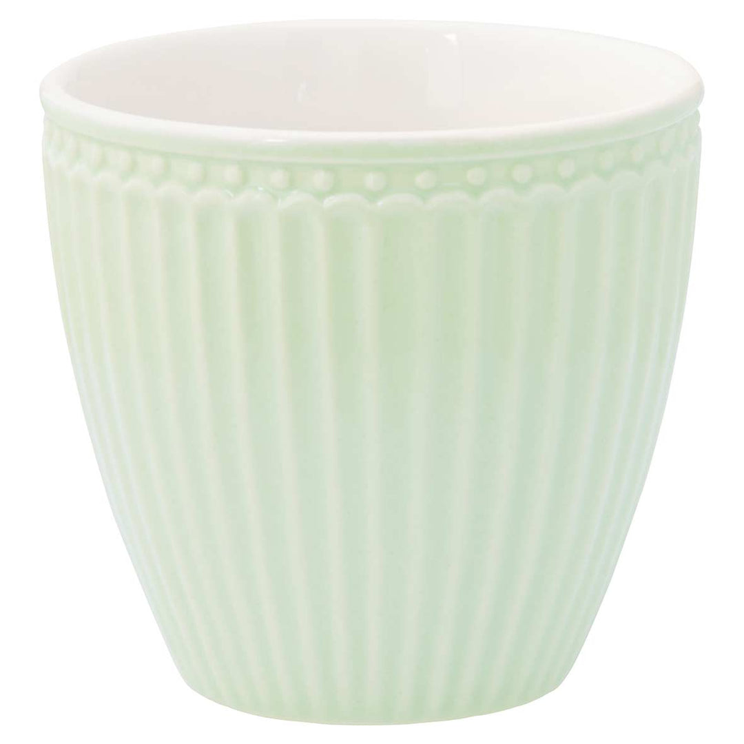 Eine GreenGate - Alice Latte Tasse mit vertikalen Rillen und einer glatten weißen Innenseite.