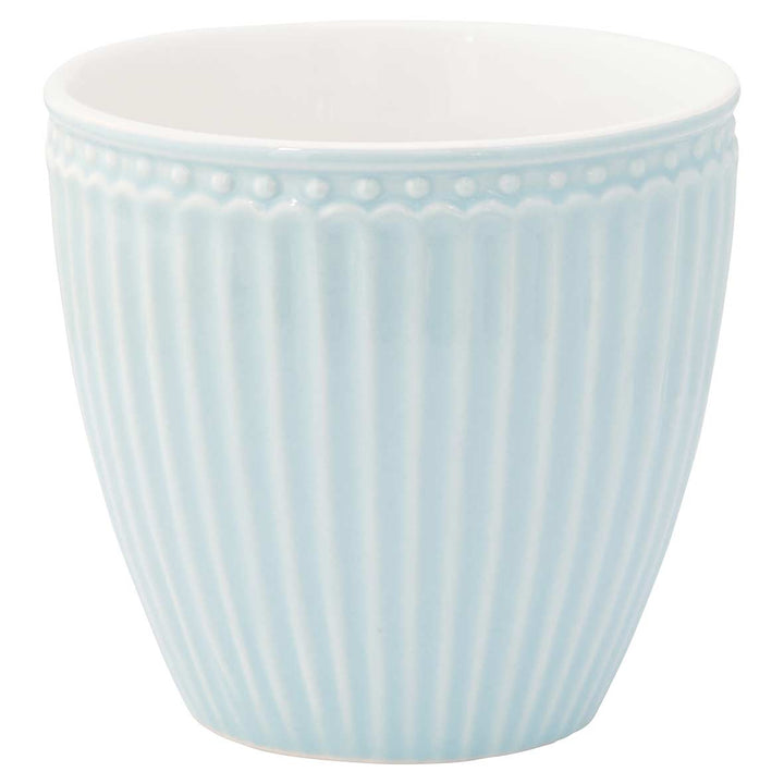 Hellblaue Auflaufform aus Keramik mit strukturiertem Außendesign vor schlichtem weißen Hintergrund.