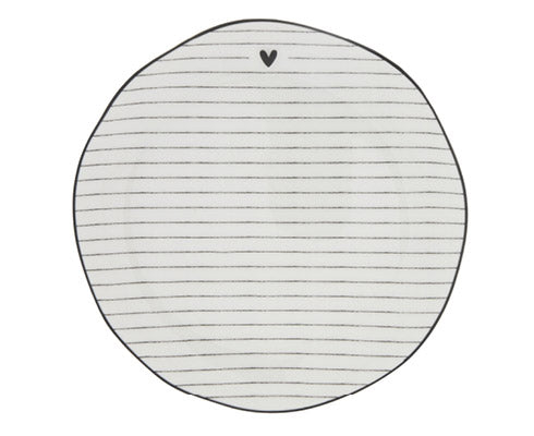 Ein Teppich von Bastion Collections – Keksteller Herz mit Streifen mit einem Herz darauf.