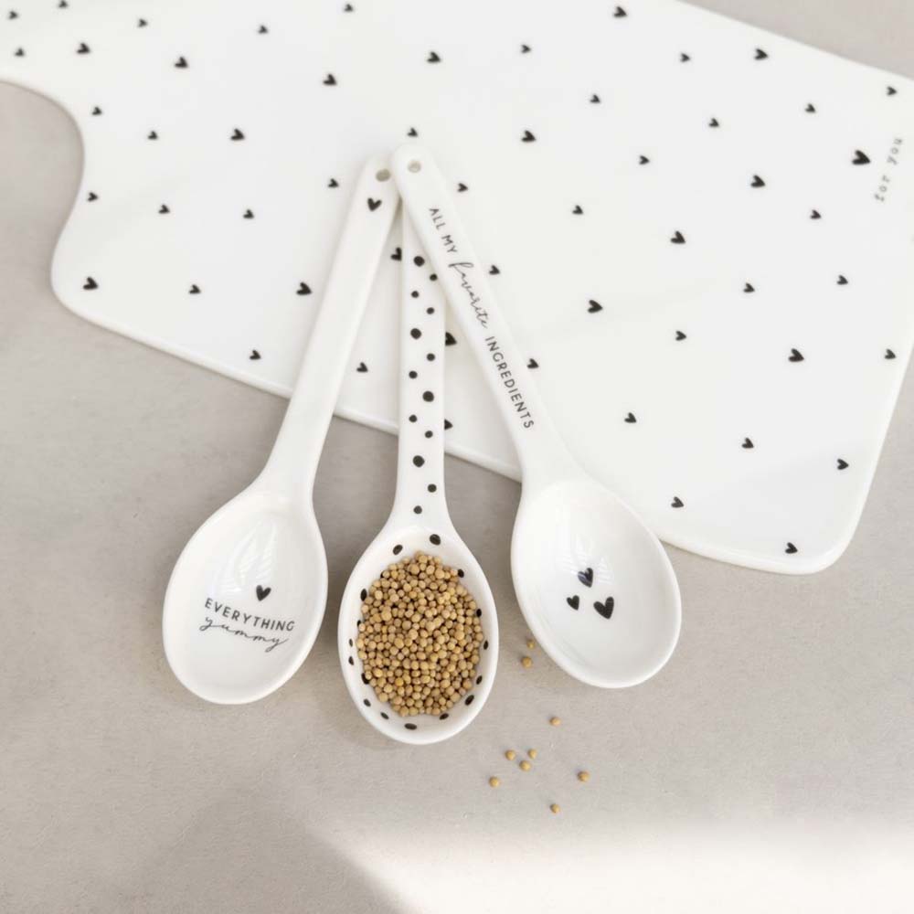 Bastion Collections – Löffel Dots für Müsli oder Vorratsdosen lang sind schwarz-weiß gepunktete Messlöffel mit elegantem Design aus hochwertigem Porzellan.