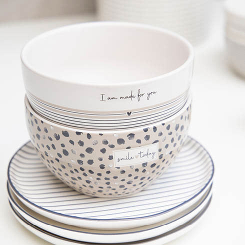 Ein Satz Teller und Schüsseln von Bastion Collections – Schüssel Konfetti Smile Today Titane mit der Aufschrift „I am made for you“.