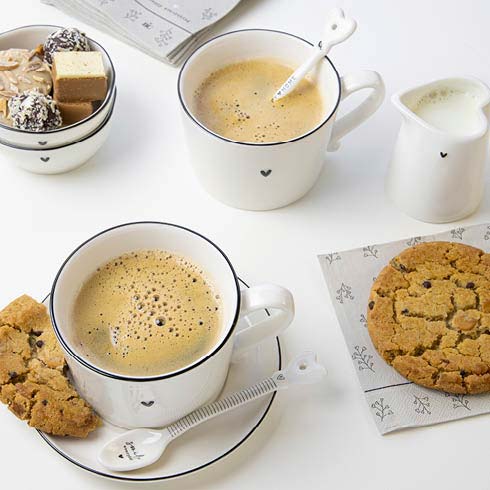 Ein Kaffee und Kekse auf einem eleganten Bastion Collections – Unterteller für Tasse Herz schwarzer Rand.