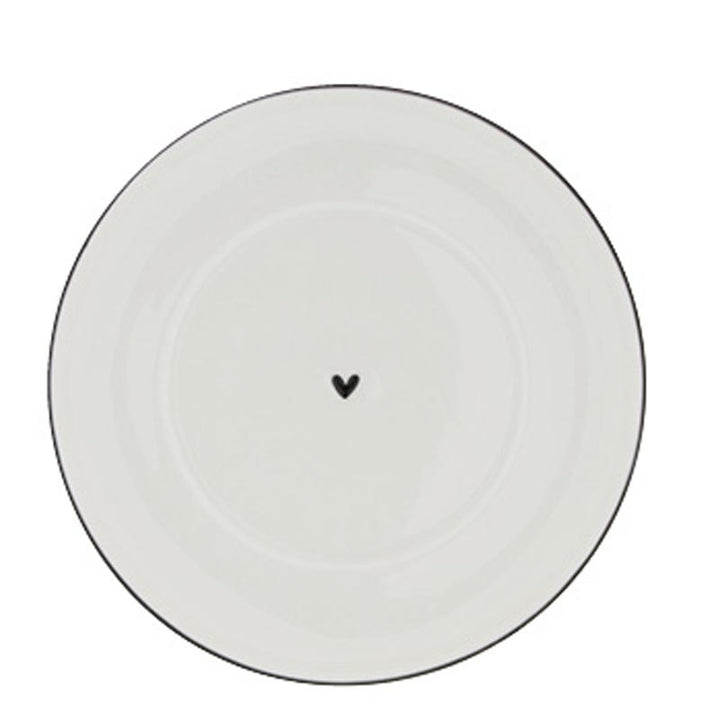 Ein weißer Teller mit einem schwarzen Herzen darauf von Bastion Collections – Unterteller für Tasse Herz schwarzer Rand.