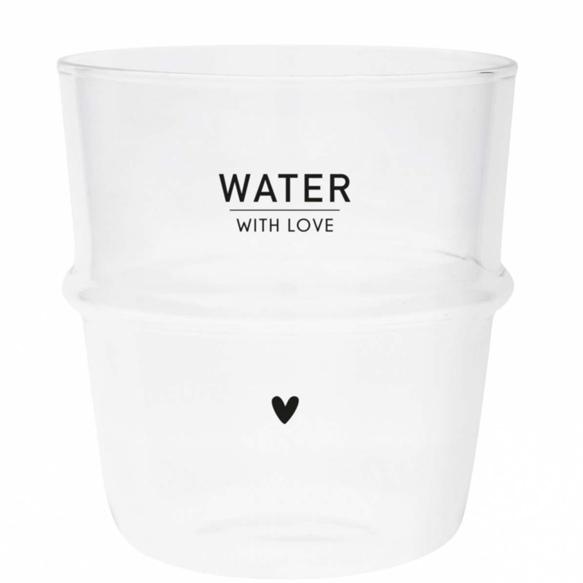 A Bastion Collections – Glaswasser mit Liebestasse.