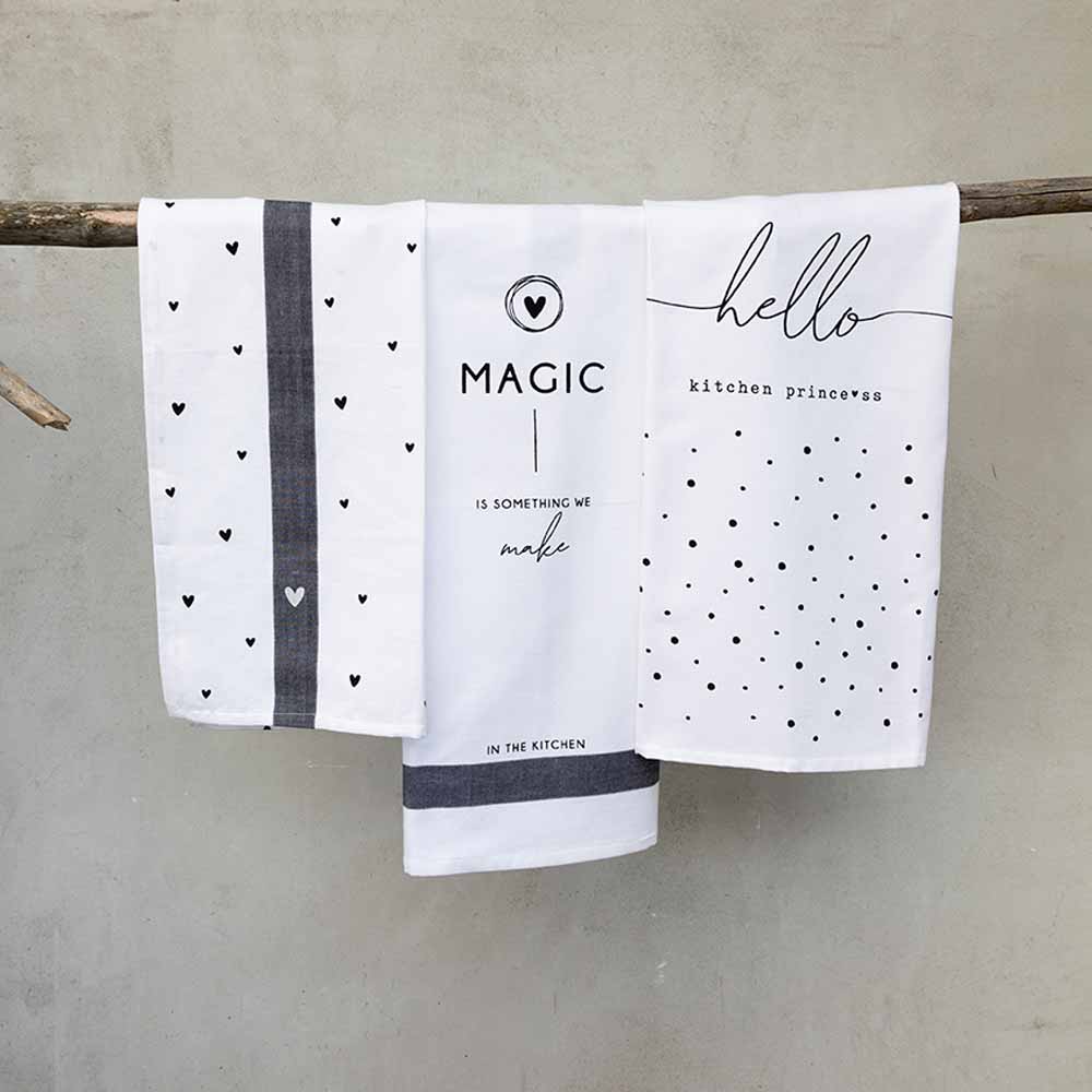 Vier Bastion-Kollektionen – Geschirrtuch Magic, das an einem Ast mit dem Wort Magic hängt, ist etwas, das wir in der Küche herstellen.