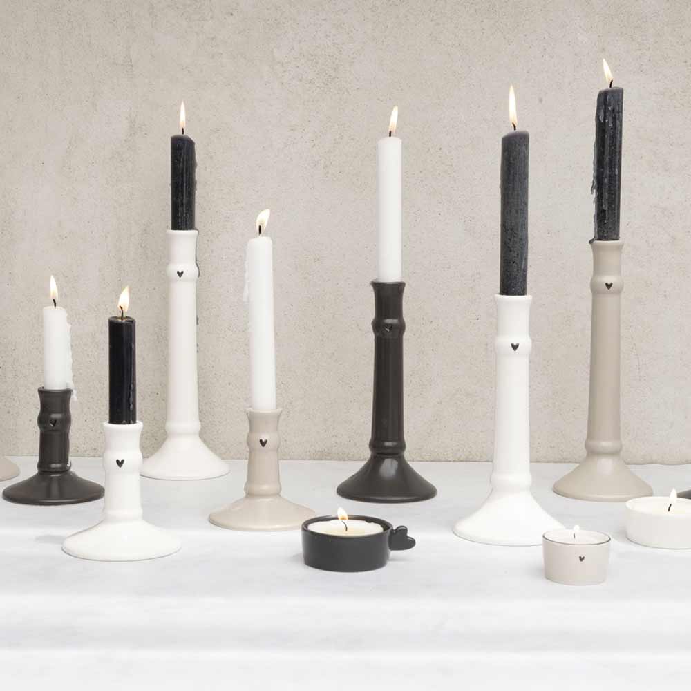 Eine Gruppe von Bastion Collections – Kerzenhalter mit Herzhenkel weiß sind auf einem Tisch aufgereiht.