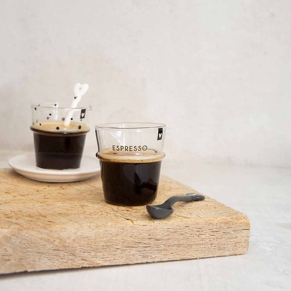 Zwei Bastion-Kollektionen – Löffel für Espresso Schwarz auf einem Holzschneidebrett.