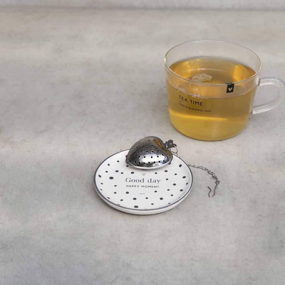 Ein Bastion Collections – Teller Mini Leopard Herz sitzt neben einer Tasse Tee.