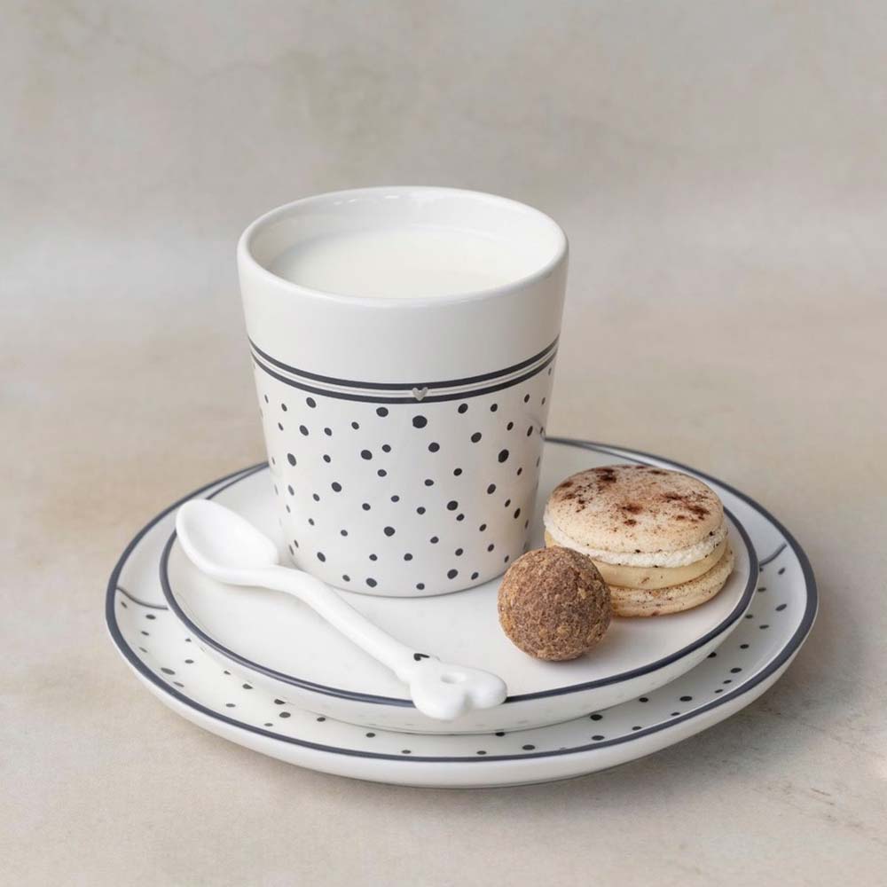 A Bastion Collections – Dessertteller Love at First Bite Tasse und Untertasse mit Keksen und Milch auf einem Dessertteller für romantische Anlässe.