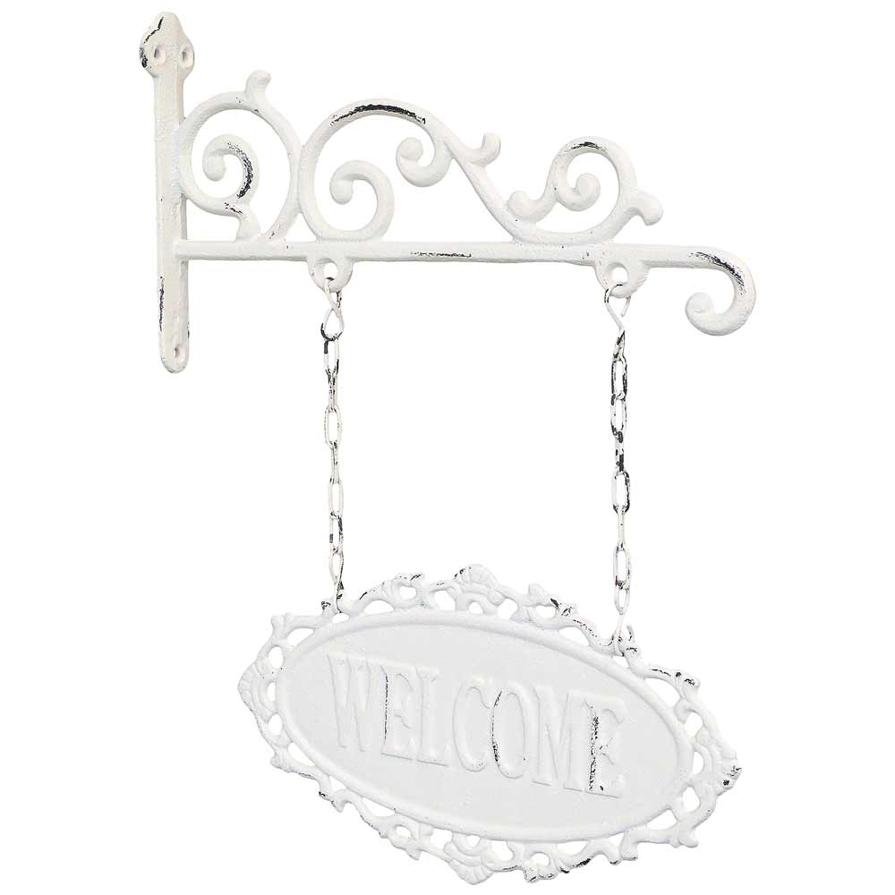 Ein Chic Antique - Schild "Welcome" zum Aufhängen mit verzierter Metallarbeit, mit dem Wort "Welcome" in Prägung auf einer ovalen Tafel, die an Ketten hängt.