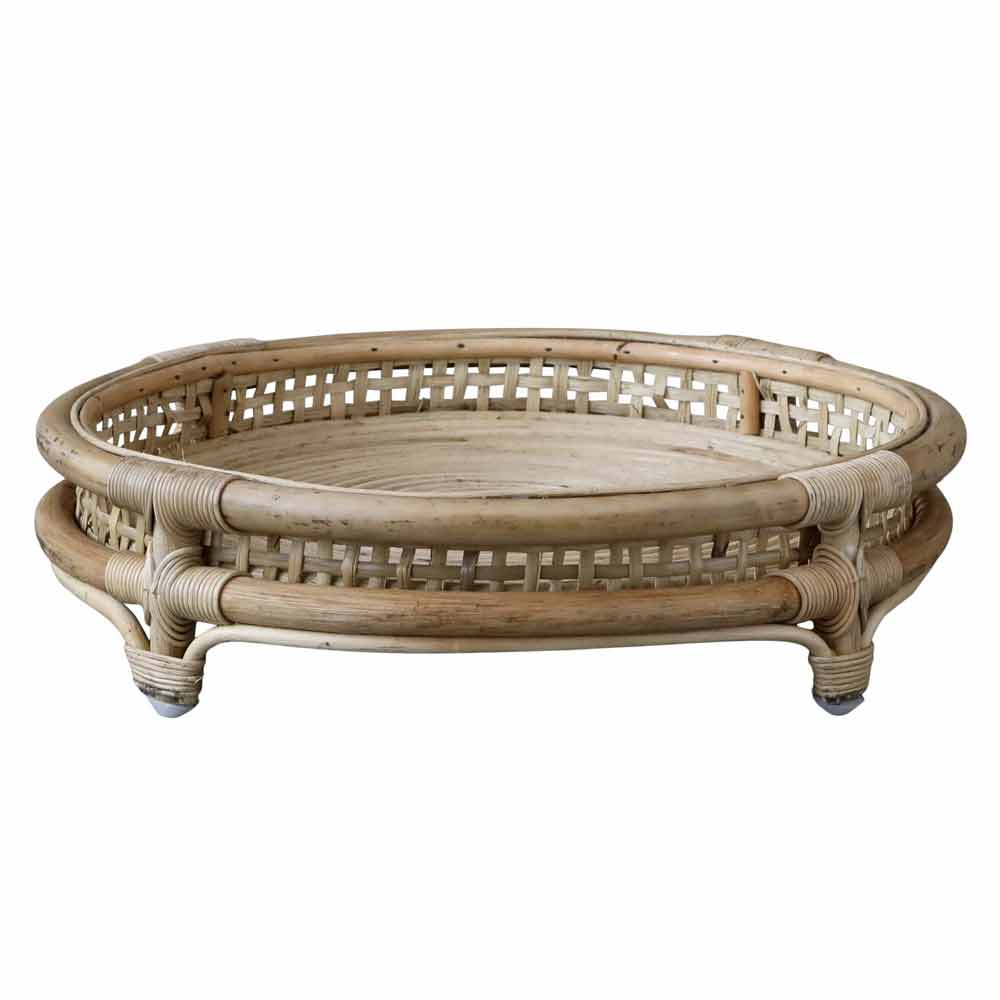 Ovales Chic Antique - Tablett, französisch geflochten auf Fuß, mit flacher Holzplatte und aufwendig geflochtenen Seiten, auf vier kurzen Beinen stehend.