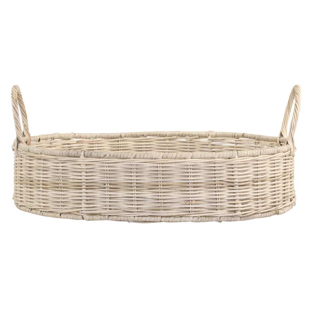 Chic Antique Tablett geflochten mit Griffen natur mit Griffen auf weißem Hintergrund.