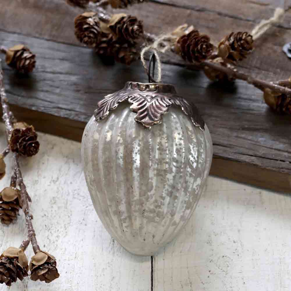 Chic Antique - Weihnachtskugel mit Dekor bauernsilber
